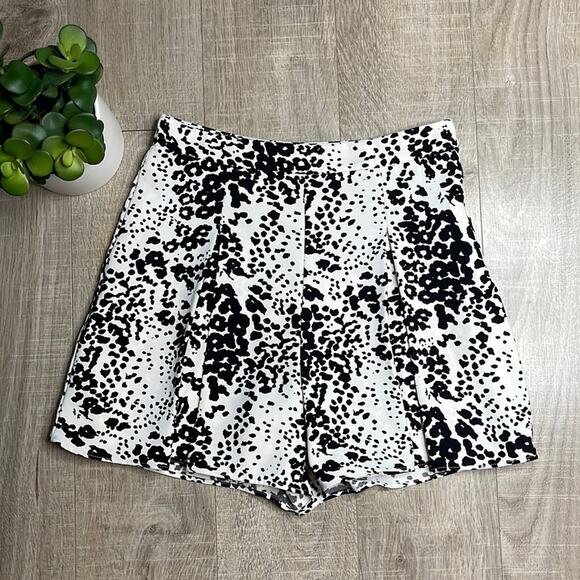 J. CREW Black White Animal Print Side Zip Shorts Women’s Size 2 - Picture 1 of 8